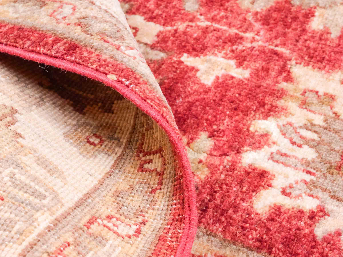 Handgeknüpfter Ziegler Farahan Orientteppich von Khademi aus Wolle, rot, gold, beige. Klassisches Allover-Design. Traditionell von Hand geknüpft in Afghanistan. Größe: 208 cm x 153 cm. Teppichnummer: SB3-1116. Verkauf durch Jupiter Intl.