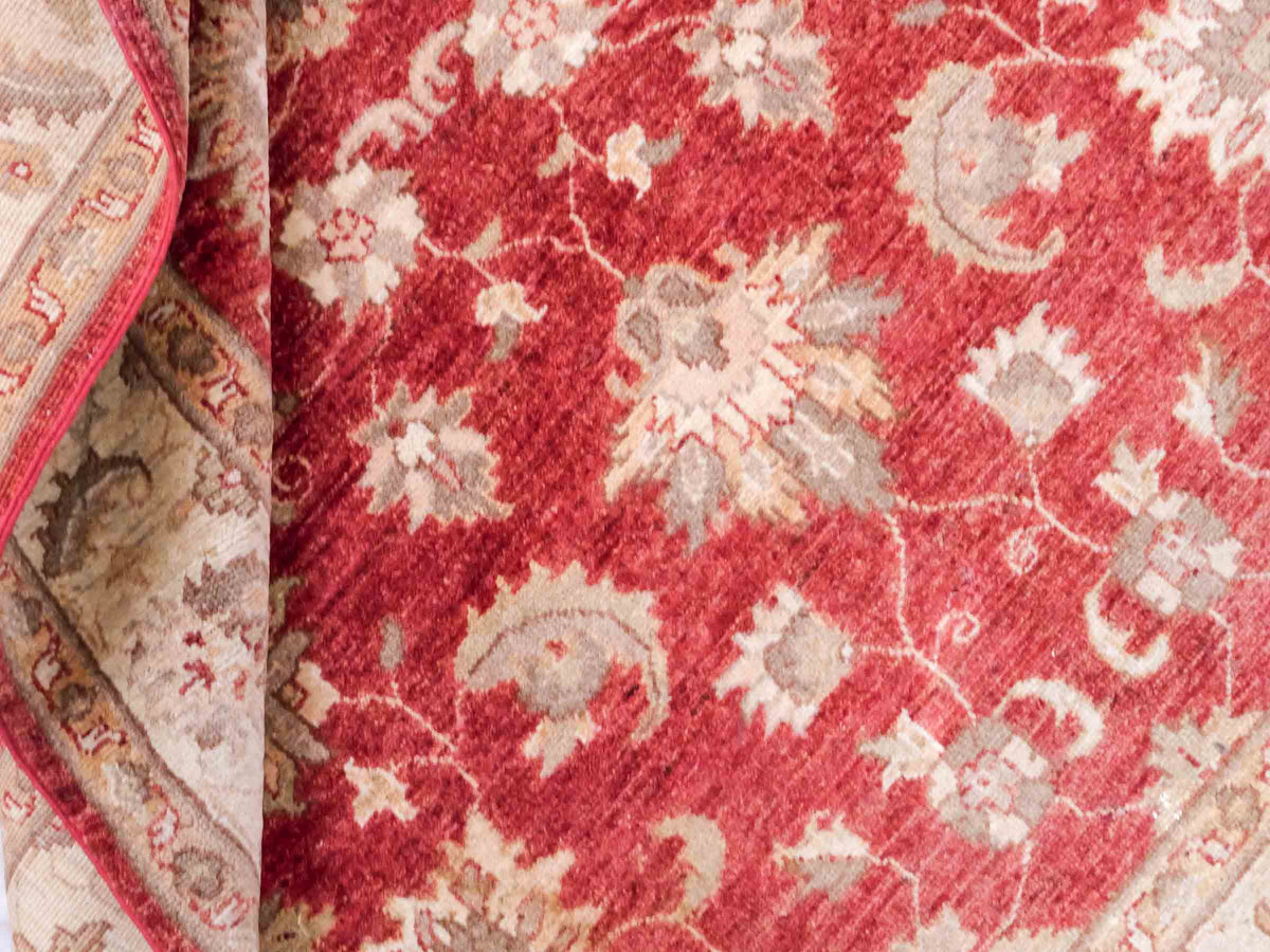 Handgeknüpfter Ziegler Farahan Orientteppich von Khademi aus Wolle, rot, gold, beige. Klassisches Allover-Design. Traditionell von Hand geknüpft in Afghanistan. Größe: 208 cm x 153 cm. Teppichnummer: SB3-1116. Verkauf durch Jupiter Intl.