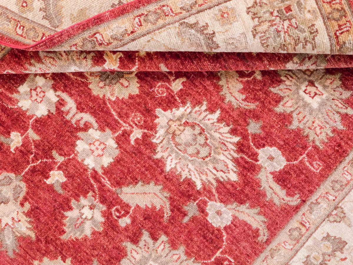 Handgeknüpfter Ziegler Farahan Orientteppich von Khademi aus Wolle, rot, gold, beige. Klassisches Allover-Design. Traditionell von Hand geknüpft in Afghanistan. Größe: 208 cm x 153 cm. Teppichnummer: SB3-1116. Verkauf durch Jupiter Intl.