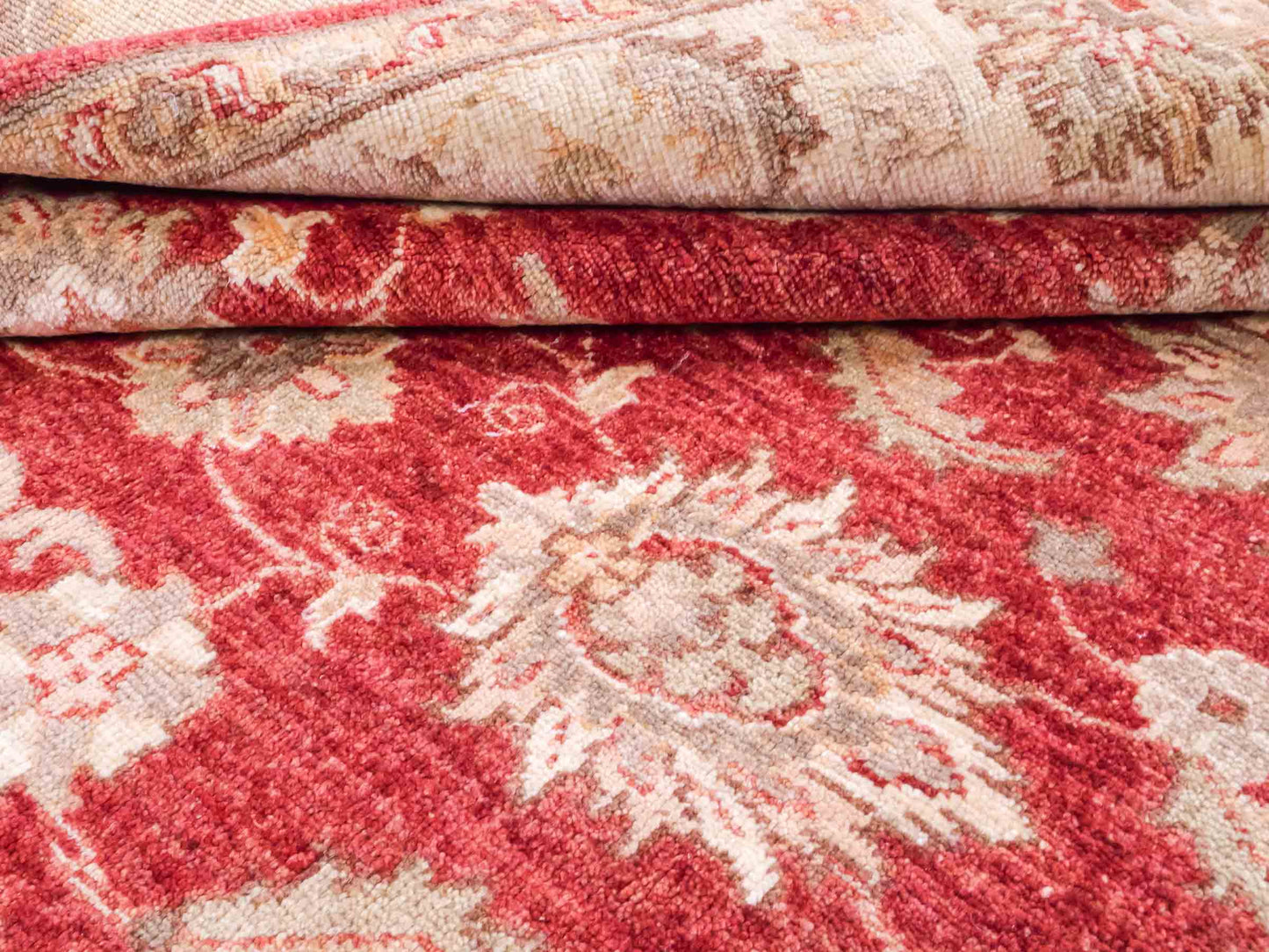 Handgeknüpfter Ziegler Farahan Orientteppich von Khademi aus Wolle, rot, gold, beige. Klassisches Allover-Design. Traditionell von Hand geknüpft in Afghanistan. Größe: 208 cm x 153 cm. Teppichnummer: SB3-1116. Verkauf durch Jupiter Intl.