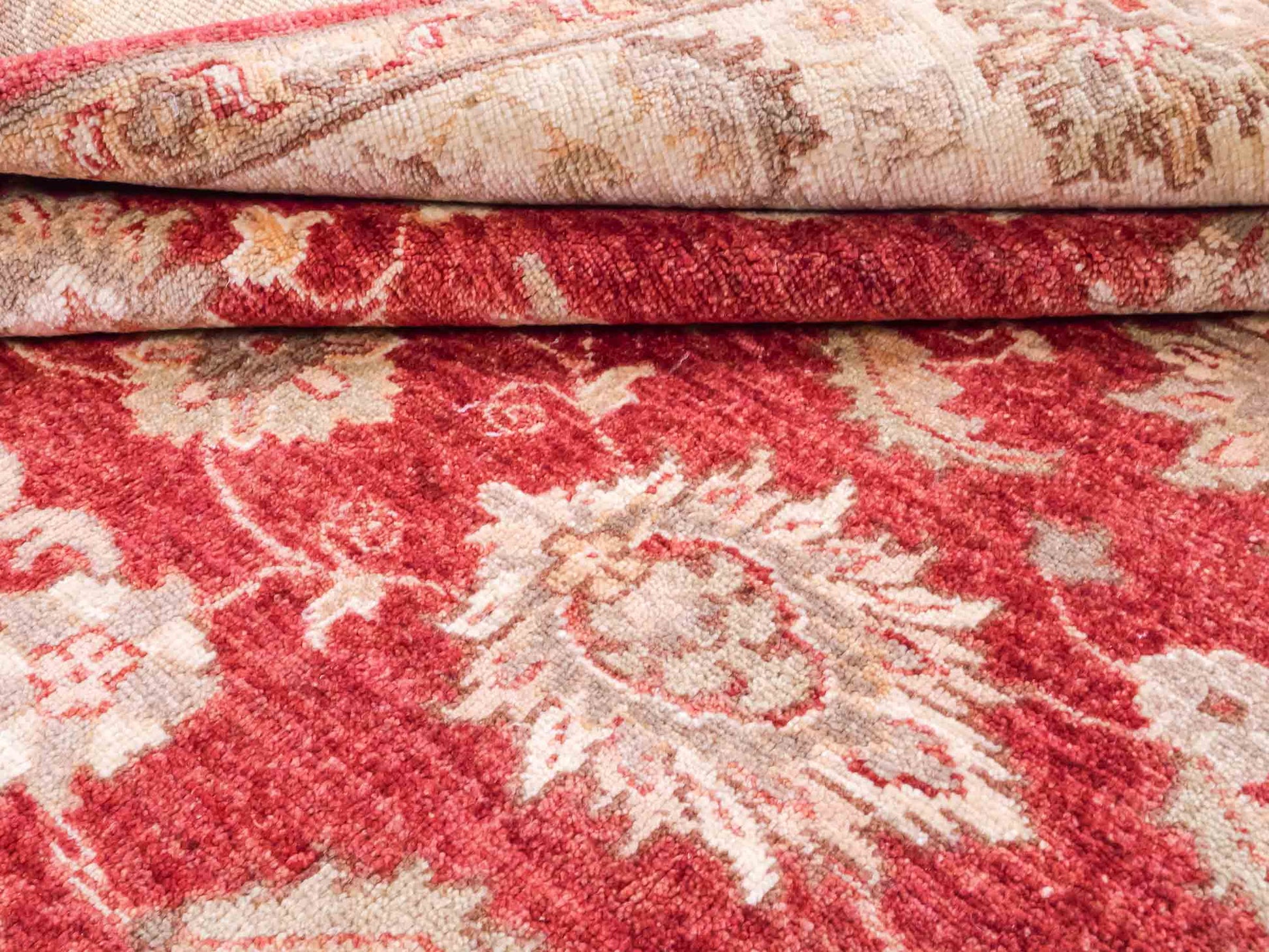 Handgeknüpfter Ziegler Farahan Orientteppich von Khademi aus Wolle, rot, gold, beige. Klassisches Allover-Design. Traditionell von Hand geknüpft in Afghanistan. Größe: 208 cm x 153 cm. Teppichnummer: SB3-1116. Verkauf durch Jupiter Intl.