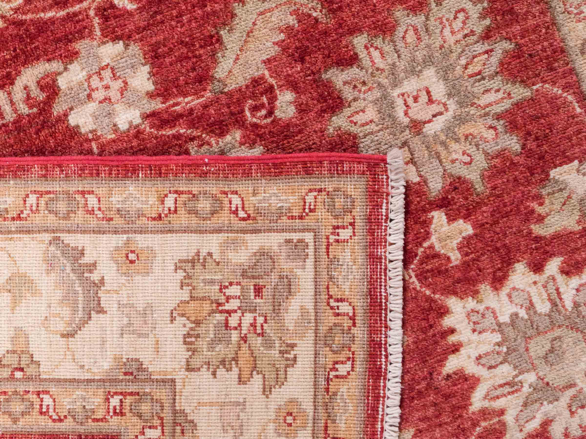 Handgeknüpfter Ziegler Farahan Orientteppich von Khademi aus Wolle, rot, gold, beige. Klassisches Allover-Design. Traditionell von Hand geknüpft in Afghanistan. Größe: 208 cm x 153 cm. Teppichnummer: SB3-1116. Verkauf durch Jupiter Intl.