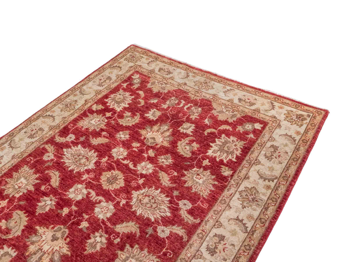 Handgeknüpfter Ziegler Farahan Orientteppich von Khademi aus Wolle, rot, gold, beige. Klassisches Allover-Design. Traditionell von Hand geknüpft in Afghanistan. Größe: 208 cm x 153 cm. Teppichnummer: SB3-1116. Verkauf durch Jupiter Intl.