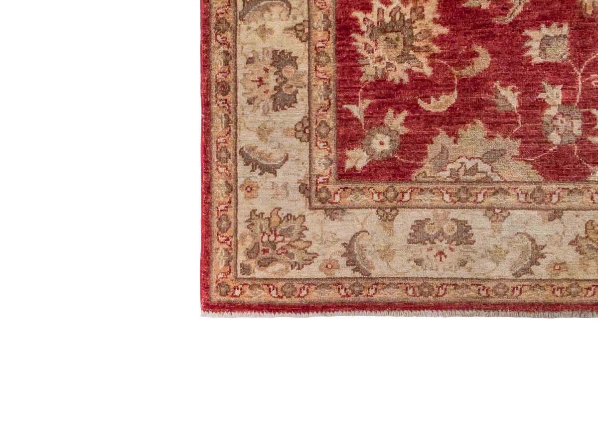 Handgeknüpfter Ziegler Farahan Orientteppich von Khademi aus Wolle, rot, gold, beige. Klassisches Allover-Design. Traditionell von Hand geknüpft in Afghanistan. Größe: 208 cm x 153 cm. Teppichnummer: SB3-1116. Verkauf durch Jupiter Intl.