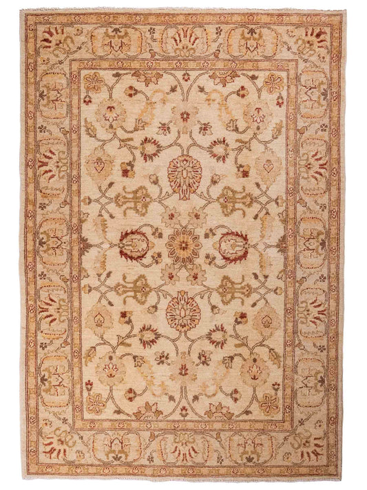 Handgeknüpfter Ziegler Farahan Orientteppich von Khademi aus Wolle, beige, gold. Klassisches Allover-Design. Traditionell von Hand geknüpft in Afghanistan. Größe: 213 cm x 150 cm. Teppichnummer: SB3-1118. Verkauf durch Jupiter Intl.