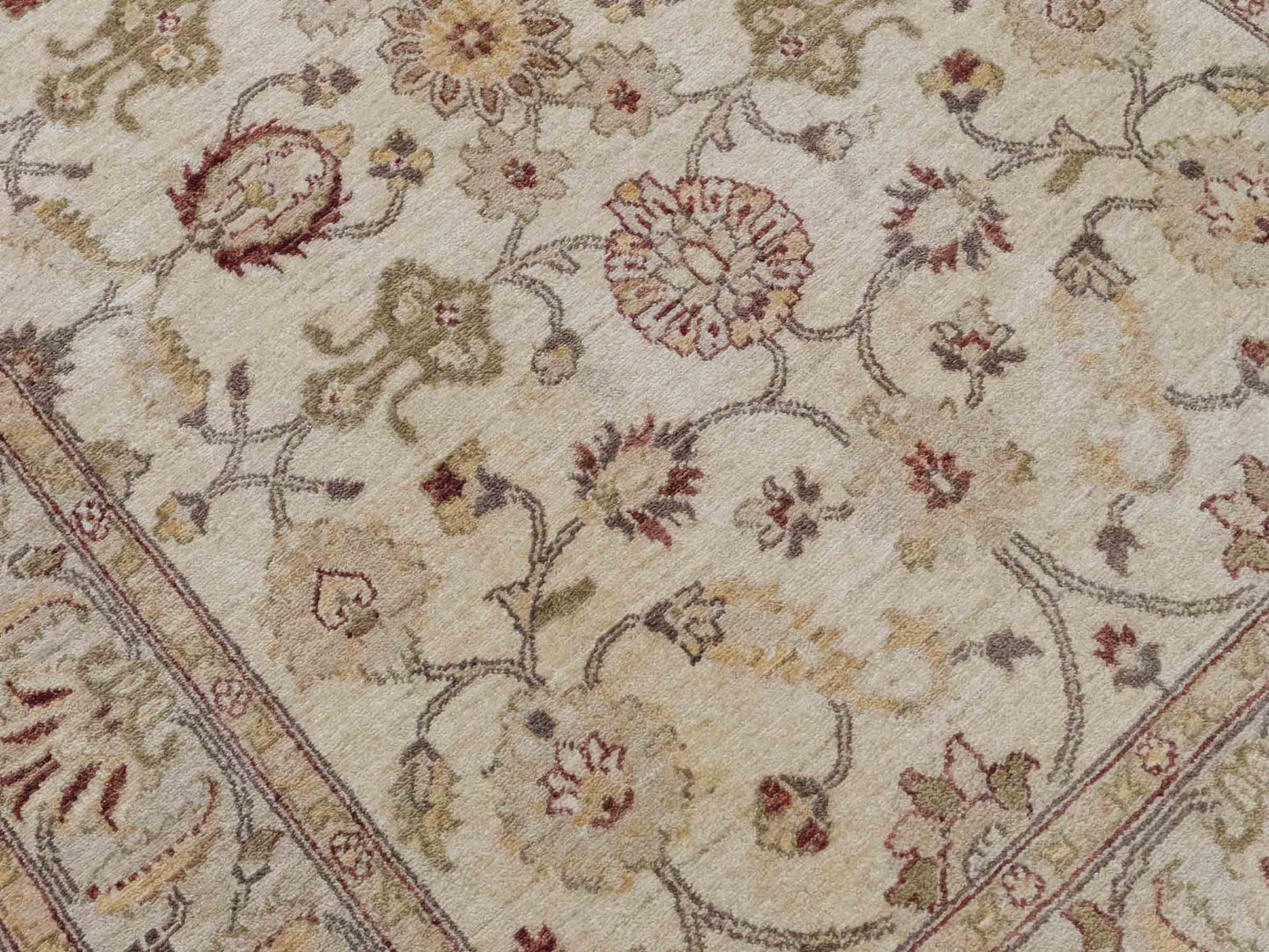 Handgeknüpfter Ziegler Farahan Orientteppich von Khademi aus Wolle, beige, gold. Klassisches Allover-Design. Traditionell von Hand geknüpft in Afghanistan. Größe: 213 cm x 150 cm. Teppichnummer: SB3-1118. Verkauf durch Jupiter Intl.