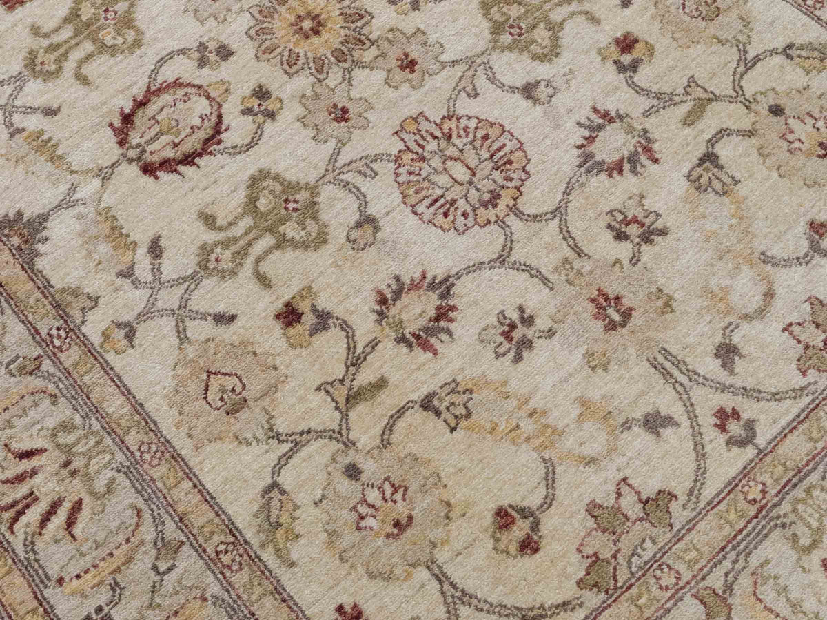 Handgeknüpfter Ziegler Farahan Orientteppich von Khademi aus Wolle, beige, gold. Klassisches Allover-Design. Traditionell von Hand geknüpft in Afghanistan. Größe: 213 cm x 150 cm. Teppichnummer: SB3-1118. Verkauf durch Jupiter Intl.