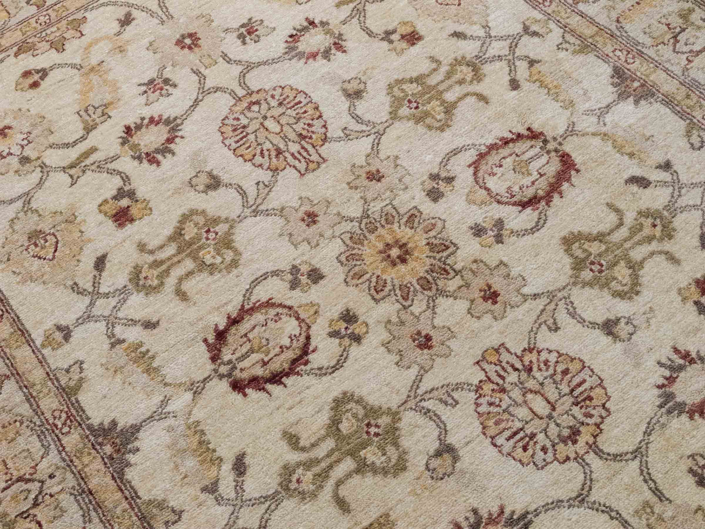 Handgeknüpfter Ziegler Farahan Orientteppich von Khademi aus Wolle, beige, gold. Klassisches Allover-Design. Traditionell von Hand geknüpft in Afghanistan. Größe: 213 cm x 150 cm. Teppichnummer: SB3-1118. Verkauf durch Jupiter Intl.