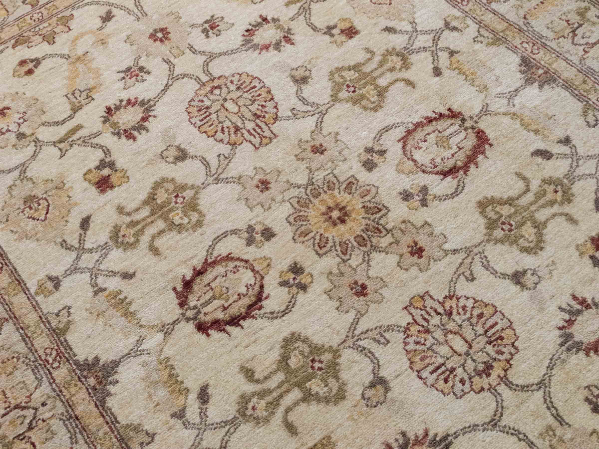 Handgeknüpfter Ziegler Farahan Orientteppich von Khademi aus Wolle, beige, gold. Klassisches Allover-Design. Traditionell von Hand geknüpft in Afghanistan. Größe: 213 cm x 150 cm. Teppichnummer: SB3-1118. Verkauf durch Jupiter Intl.