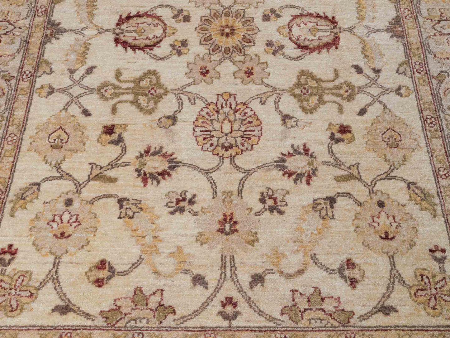Handgeknüpfter Ziegler Farahan Orientteppich von Khademi aus Wolle, beige, gold. Klassisches Allover-Design. Traditionell von Hand geknüpft in Afghanistan. Größe: 213 cm x 150 cm. Teppichnummer: SB3-1118. Verkauf durch Jupiter Intl.