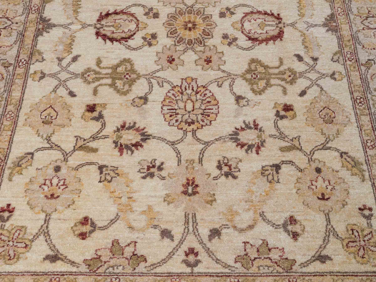 Handgeknüpfter Ziegler Farahan Orientteppich von Khademi aus Wolle, beige, gold. Klassisches Allover-Design. Traditionell von Hand geknüpft in Afghanistan. Größe: 213 cm x 150 cm. Teppichnummer: SB3-1118. Verkauf durch Jupiter Intl.