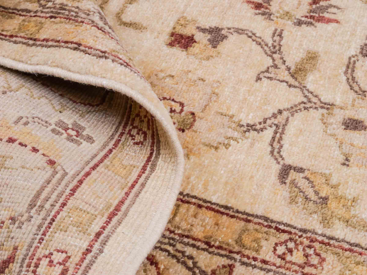 Handgeknüpfter Ziegler Farahan Orientteppich von Khademi aus Wolle, beige, gold. Klassisches Allover-Design. Traditionell von Hand geknüpft in Afghanistan. Größe: 213 cm x 150 cm. Teppichnummer: SB3-1118. Verkauf durch Jupiter Intl.