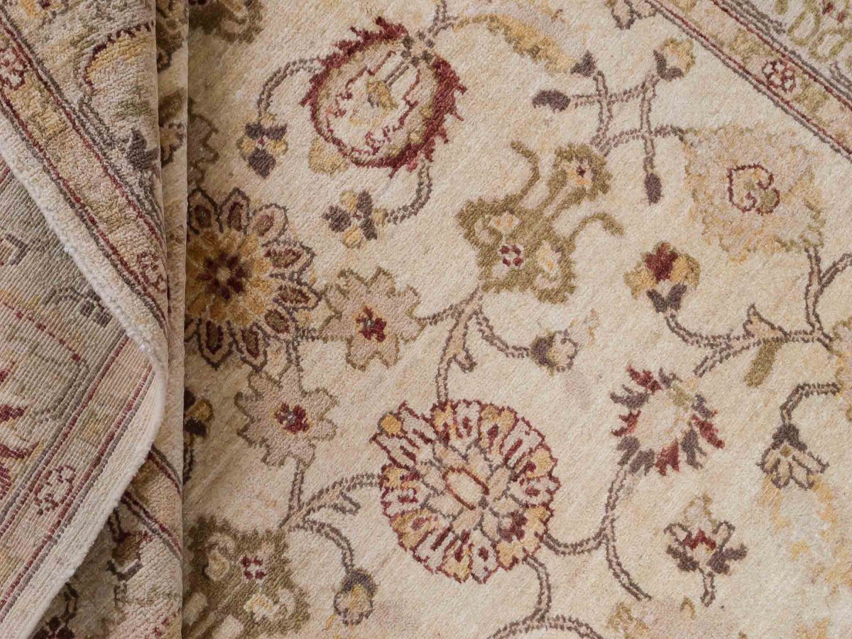 Handgeknüpfter Ziegler Farahan Orientteppich von Khademi aus Wolle, beige, gold. Klassisches Allover-Design. Traditionell von Hand geknüpft in Afghanistan. Größe: 213 cm x 150 cm. Teppichnummer: SB3-1118. Verkauf durch Jupiter Intl.