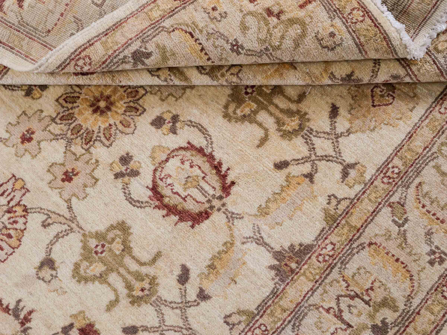 Handgeknüpfter Ziegler Farahan Orientteppich von Khademi aus Wolle, beige, gold. Klassisches Allover-Design. Traditionell von Hand geknüpft in Afghanistan. Größe: 213 cm x 150 cm. Teppichnummer: SB3-1118. Verkauf durch Jupiter Intl.