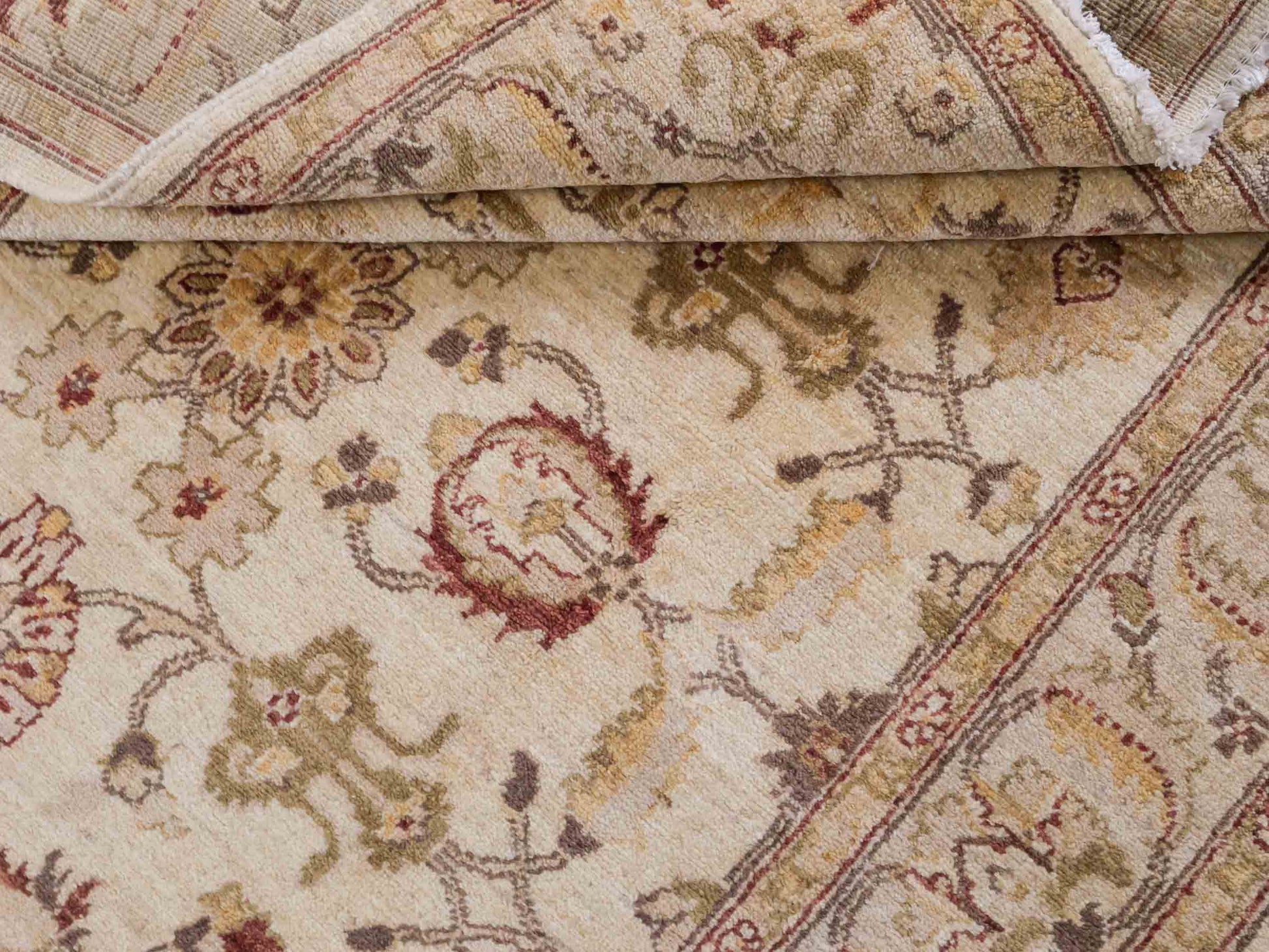 Handgeknüpfter Ziegler Farahan Orientteppich von Khademi aus Wolle, beige, gold. Klassisches Allover-Design. Traditionell von Hand geknüpft in Afghanistan. Größe: 213 cm x 150 cm. Teppichnummer: SB3-1118. Verkauf durch Jupiter Intl.