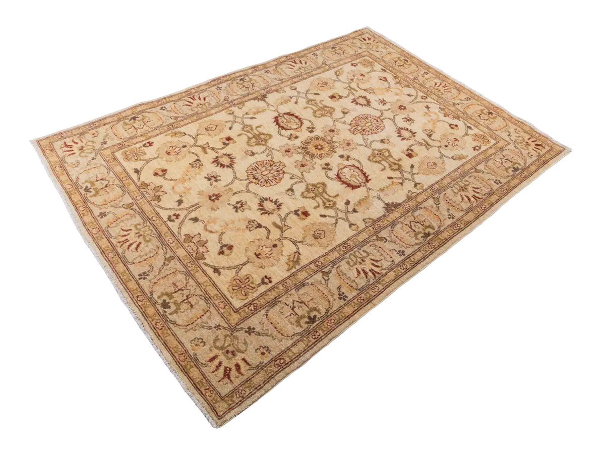 Handgeknüpfter Ziegler Farahan Orientteppich von Khademi aus Wolle, beige, gold. Klassisches Allover-Design. Traditionell von Hand geknüpft in Afghanistan. Größe: 213 cm x 150 cm. Teppichnummer: SB3-1118. Verkauf durch Jupiter Intl.