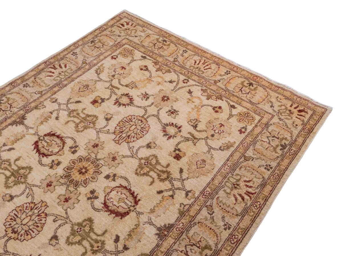 Handgeknüpfter Ziegler Farahan Orientteppich von Khademi aus Wolle, beige, gold. Klassisches Allover-Design. Traditionell von Hand geknüpft in Afghanistan. Größe: 213 cm x 150 cm. Teppichnummer: SB3-1118. Verkauf durch Jupiter Intl.