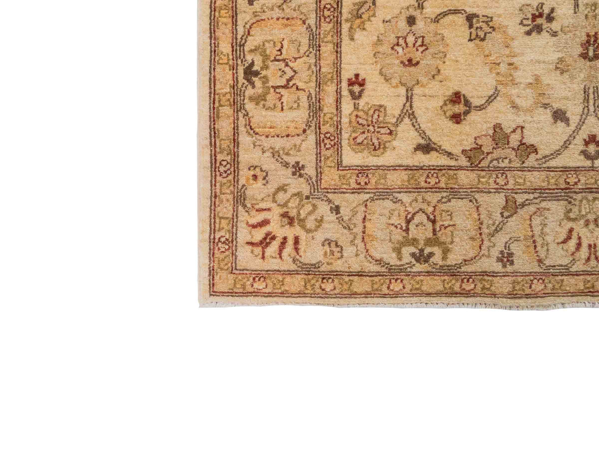 Handgeknüpfter Ziegler Farahan Orientteppich von Khademi aus Wolle, beige, gold. Klassisches Allover-Design. Traditionell von Hand geknüpft in Afghanistan. Größe: 213 cm x 150 cm. Teppichnummer: SB3-1118. Verkauf durch Jupiter Intl.