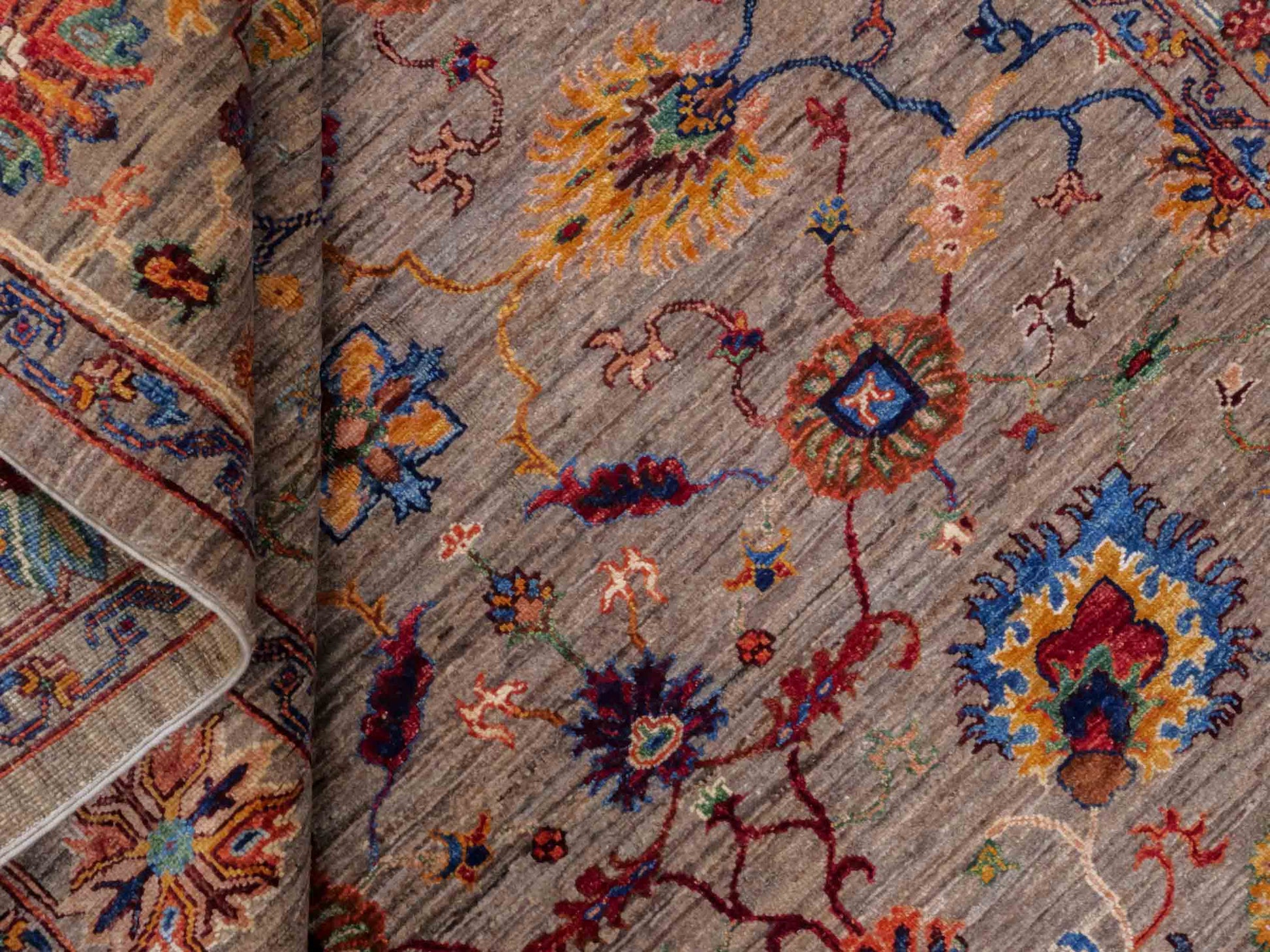Handgeknüpfter Ziegler Farahan Orientteppich von Khademi aus Wolle, grau. Klassisches Allover-Design. Traditionell von Hand geknüpft in Afghanistan. Größe: 241 cm x 171 cm. Teppichnummer: RB3-1039. Verkauf durch Jupiter Intl.
