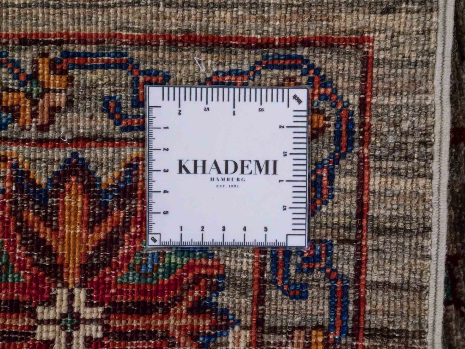 Handgeknüpfter Ziegler Farahan Orientteppich von Khademi aus Wolle, grau. Klassisches Allover-Design. Traditionell von Hand geknüpft in Afghanistan. Größe: 241 cm x 171 cm. Teppichnummer: RB3-1039. Verkauf durch Jupiter Intl.