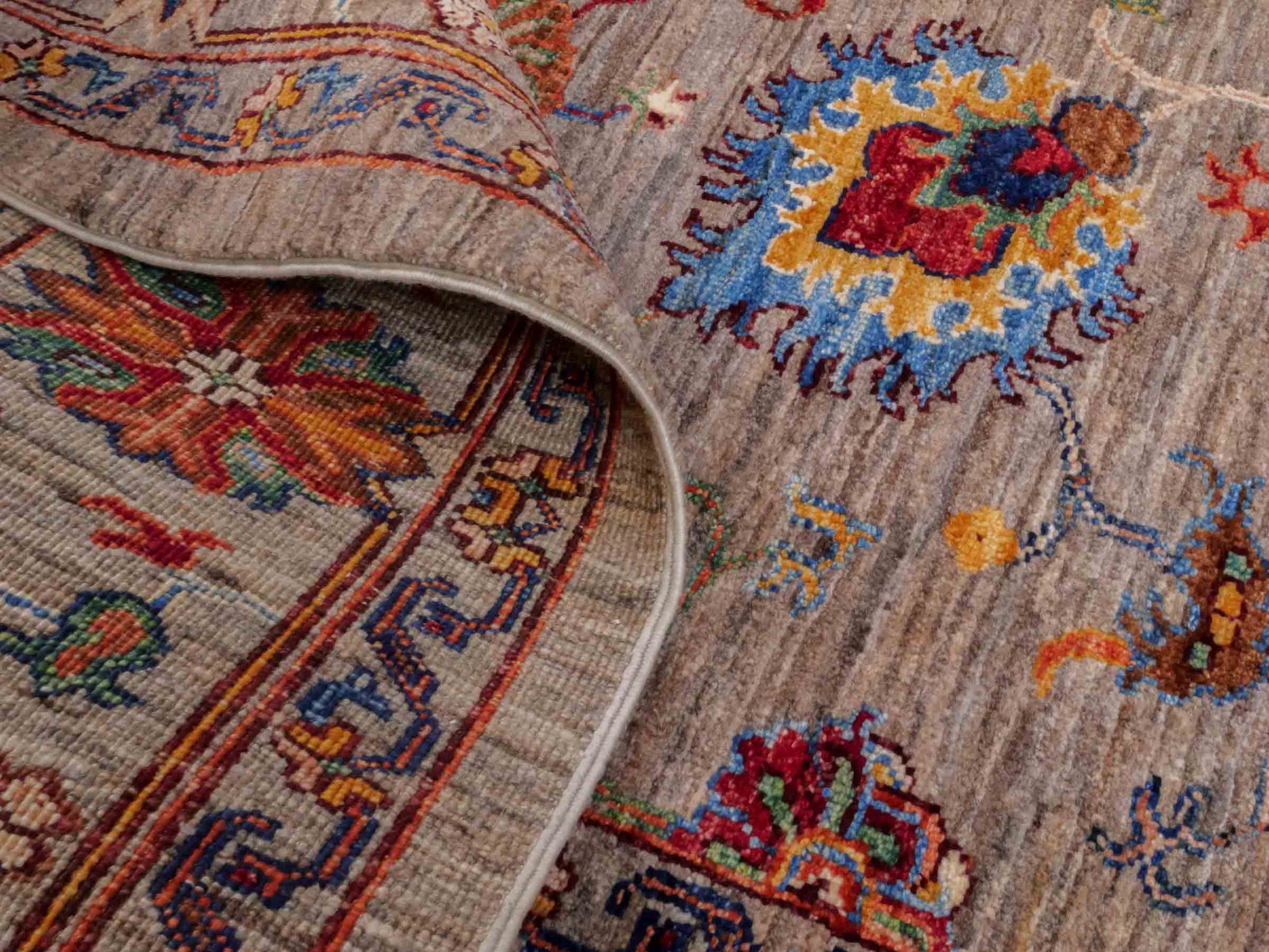 Handgeknüpfter Ziegler Farahan Orientteppich von Khademi aus Wolle, grau. Klassisches Allover-Design. Traditionell von Hand geknüpft in Afghanistan. Größe: 241 cm x 171 cm. Teppichnummer: RB3-1039. Verkauf durch Jupiter Intl.