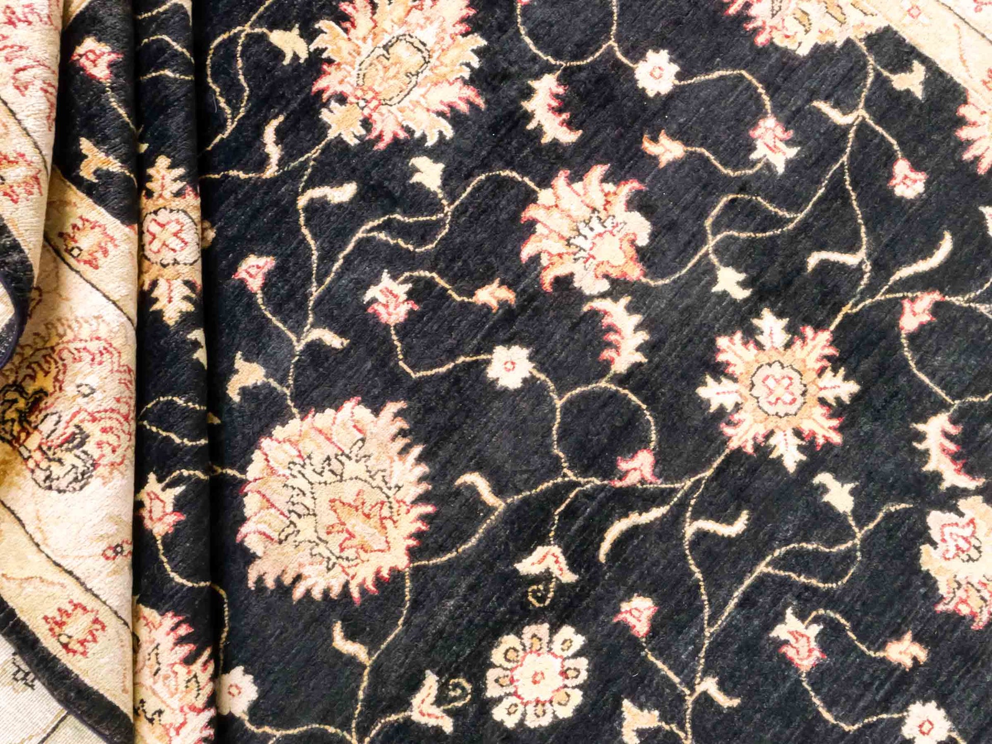 Handgeknüpfter Ziegler Farahan Orientteppich von Khademi aus Wolle, schwarz, gold, beige. Klassisches Allover-Design. Traditionell von Hand geknüpft in Afghanistan. Größe: 284 cm x 219 cm. Teppichnummer: RB3-1055. Verkauf durch Jupiter Intl.