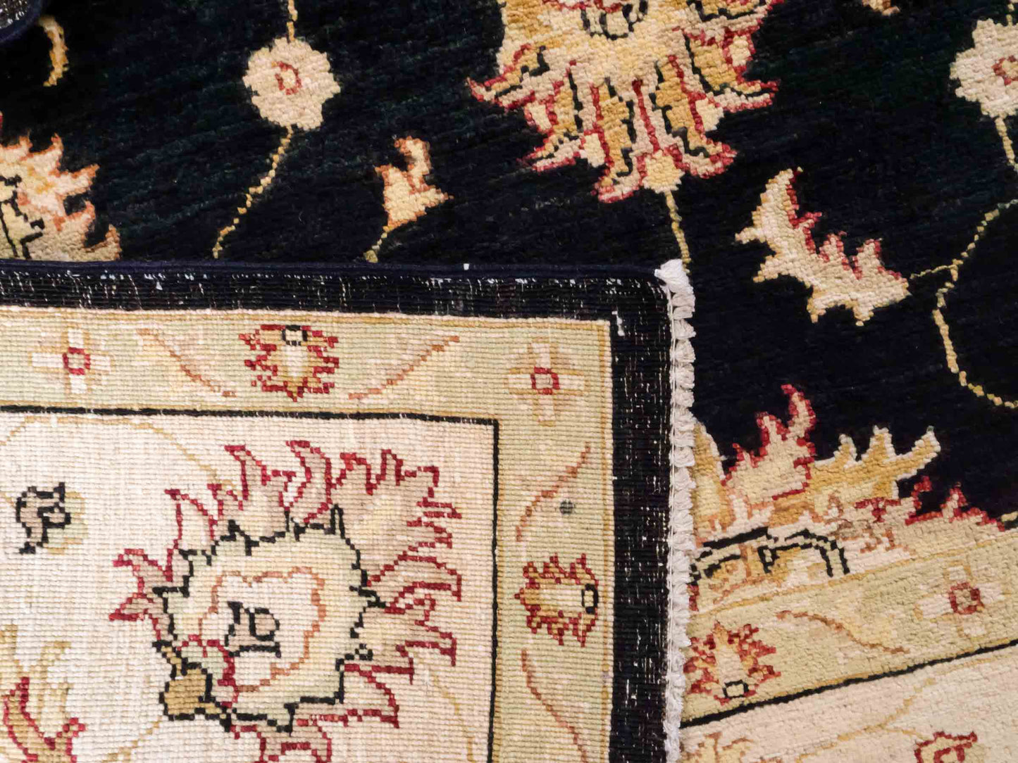 Handgeknüpfter Ziegler Farahan Orientteppich von Khademi aus Wolle, schwarz, gold, beige. Klassisches Allover-Design. Traditionell von Hand geknüpft in Afghanistan. Größe: 284 cm x 219 cm. Teppichnummer: RB3-1055. Verkauf durch Jupiter Intl.