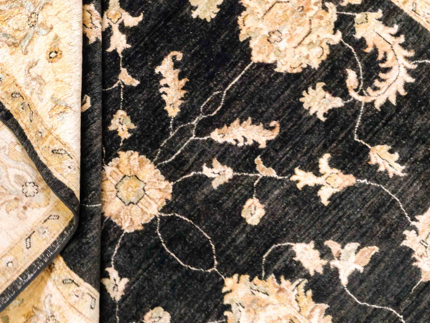 Handgeknüpfter Ziegler Farahan Orientteppich von Khademi aus Wolle, schwarz, gold, beige. Klassisches Allover-Design. Traditionell von Hand geknüpft in Afghanistan. Größe: 296 cm x 202 cm. Teppichnummer: RB3-1040. Verkauf durch Jupiter Intl.