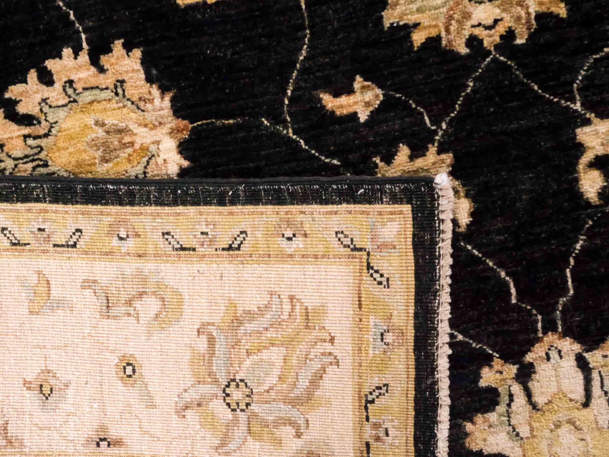 Handgeknüpfter Ziegler Farahan Orientteppich von Khademi aus Wolle, schwarz, gold, beige. Klassisches Allover-Design. Traditionell von Hand geknüpft in Afghanistan. Größe: 296 cm x 202 cm. Teppichnummer: RB3-1040. Verkauf durch Jupiter Intl.