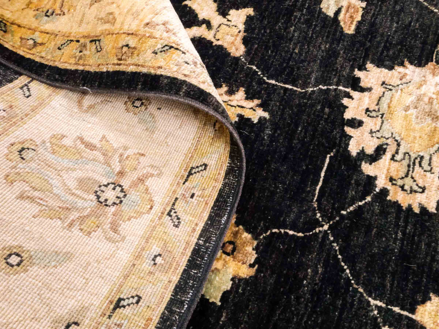 Handgeknüpfter Ziegler Farahan Orientteppich von Khademi aus Wolle, schwarz, gold, beige. Klassisches Allover-Design. Traditionell von Hand geknüpft in Afghanistan. Größe: 296 cm x 202 cm. Teppichnummer: RB3-1040. Verkauf durch Jupiter Intl.