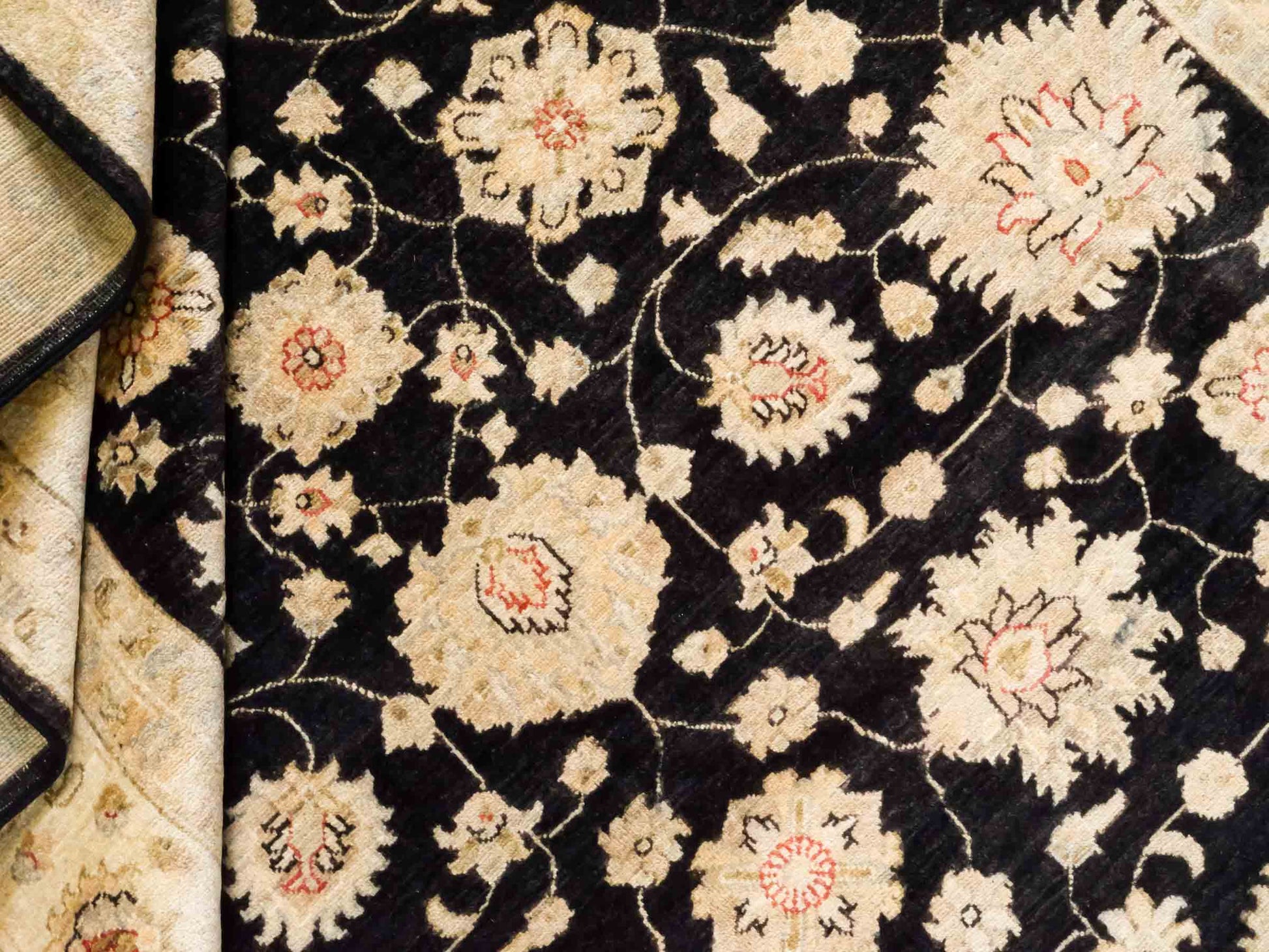 Handgeknüpfter Ziegler Farahan Orientteppich von Khademi aus Wolle, schwarz, gold, beige. Klassisches Allover-Design. Traditionell von Hand geknüpft in Afghanistan. Größe: 302 cm x 210 cm. Teppichnummer: RB3-1041. Verkauf durch Jupiter Intl.