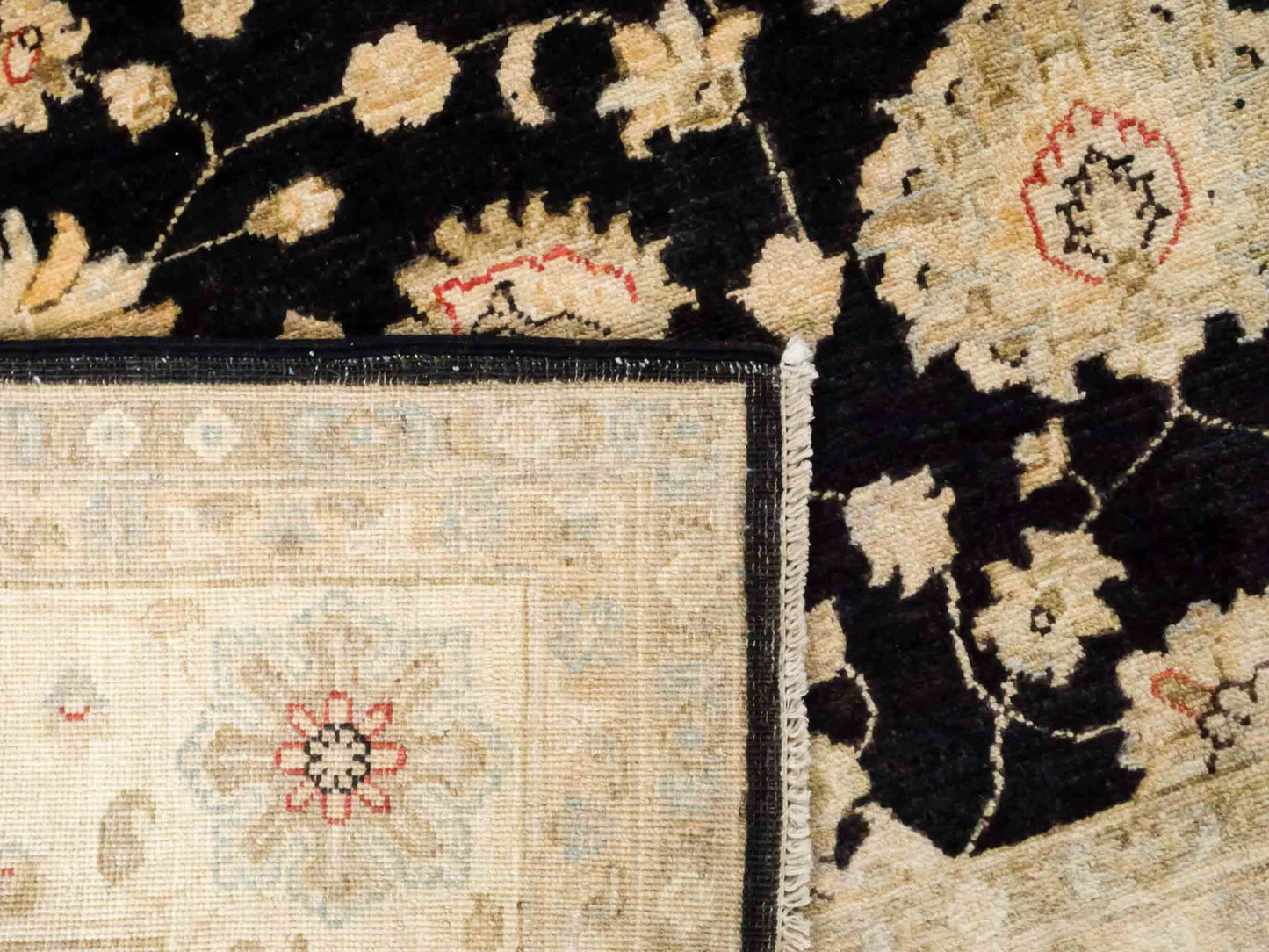 Handgeknüpfter Ziegler Farahan Orientteppich von Khademi aus Wolle, schwarz, gold, beige. Klassisches Allover-Design. Traditionell von Hand geknüpft in Afghanistan. Größe: 302 cm x 210 cm. Teppichnummer: RB3-1041. Verkauf durch Jupiter Intl.
