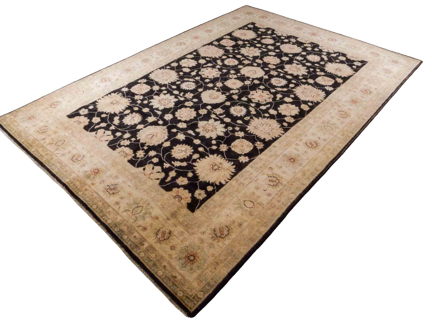 Handgeknüpfter Ziegler Farahan Orientteppich von Khademi aus Wolle, schwarz, gold, beige. Klassisches Allover-Design. Traditionell von Hand geknüpft in Afghanistan. Größe: 302 cm x 210 cm. Teppichnummer: RB3-1041. Verkauf durch Jupiter Intl.