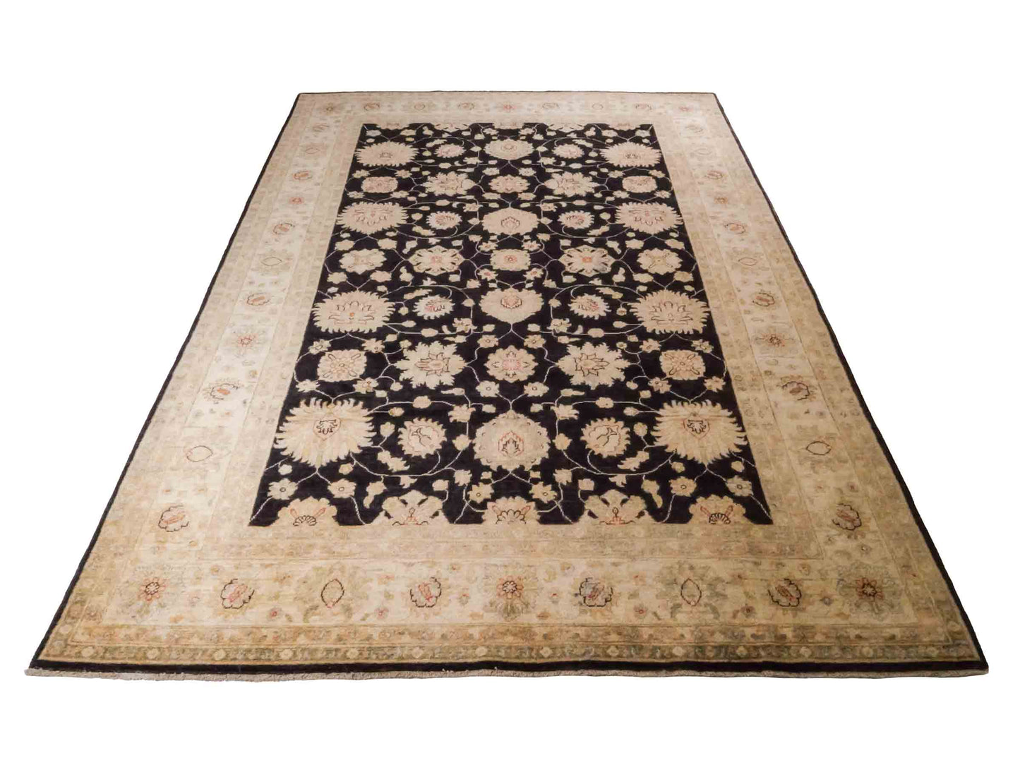 Handgeknüpfter Ziegler Farahan Orientteppich von Khademi aus Wolle, schwarz, gold, beige. Klassisches Allover-Design. Traditionell von Hand geknüpft in Afghanistan. Größe: 302 cm x 210 cm. Teppichnummer: RB3-1041. Verkauf durch Jupiter Intl.