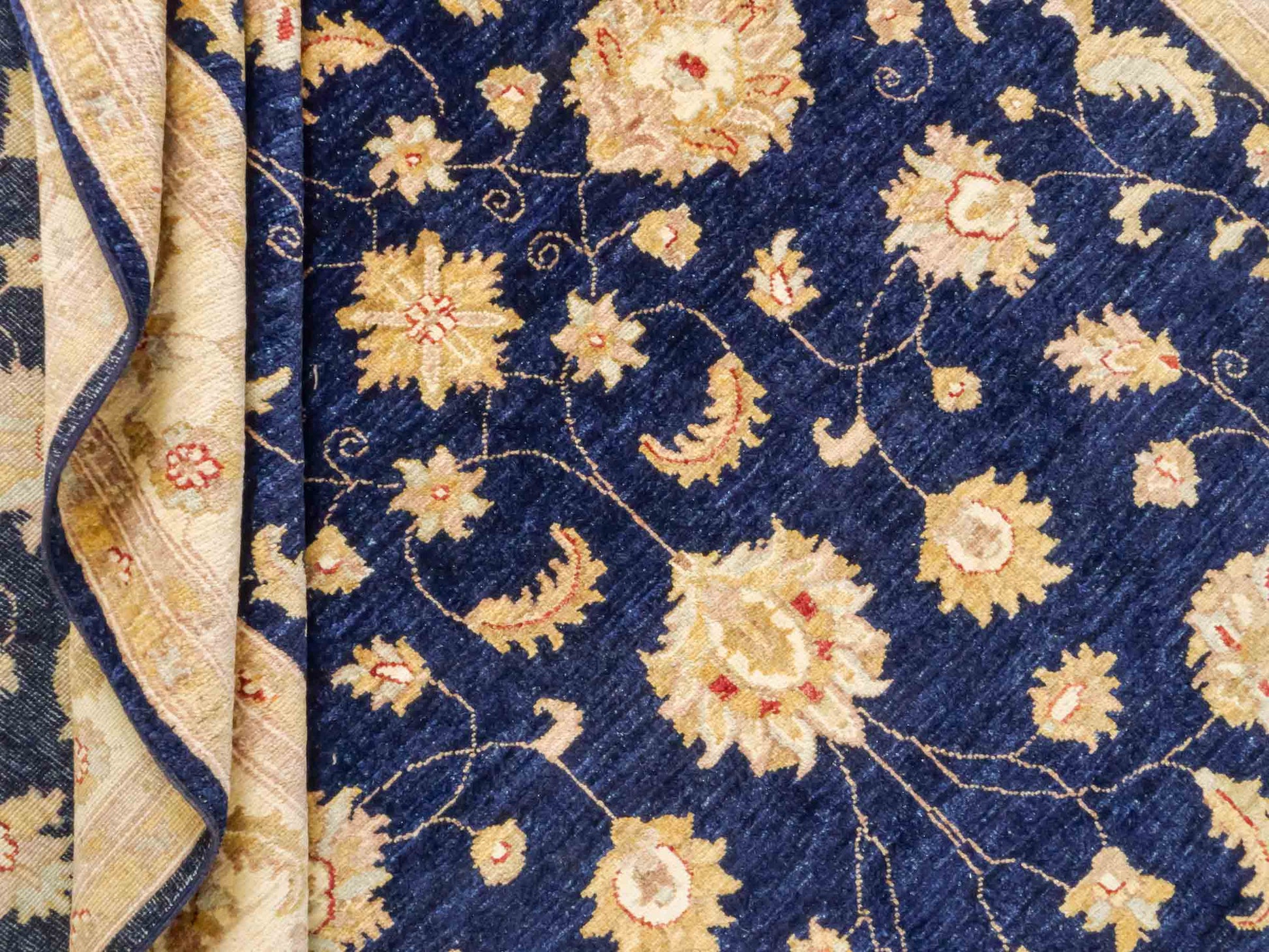Handgeknüpfter Ziegler Farahan Orientteppich von Khademi aus Wolle, blau, navy, gold, beige. Klassisches Allover-Design. Traditionell von Hand geknüpft in Afghanistan. Größe: 304 cm x 201 cm. Teppichnummer: RB3-1021. Verkauf durch Jupiter Intl.