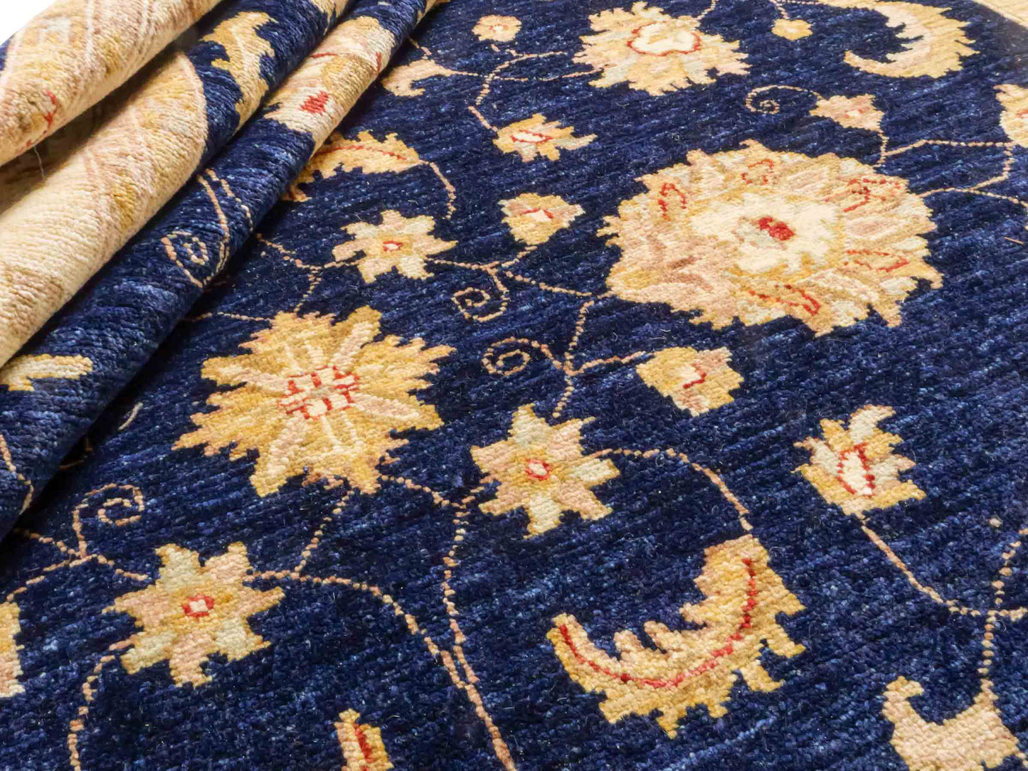 Handgeknüpfter Ziegler Farahan Orientteppich von Khademi aus Wolle, blau, navy, gold, beige. Klassisches Allover-Design. Traditionell von Hand geknüpft in Afghanistan. Größe: 304 cm x 201 cm. Teppichnummer: RB3-1021. Verkauf durch Jupiter Intl.