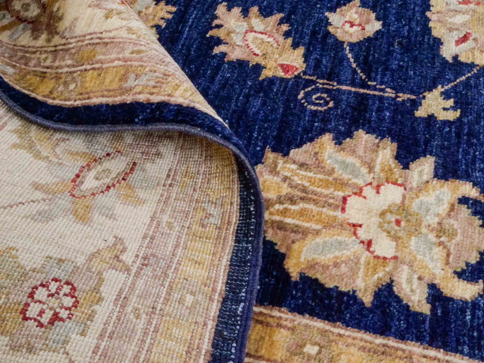 Handgeknüpfter Ziegler Farahan Orientteppich von Khademi aus Wolle, blau, navy, gold, beige. Klassisches Allover-Design. Traditionell von Hand geknüpft in Afghanistan. Größe: 304 cm x 201 cm. Teppichnummer: RB3-1021. Verkauf durch Jupiter Intl.