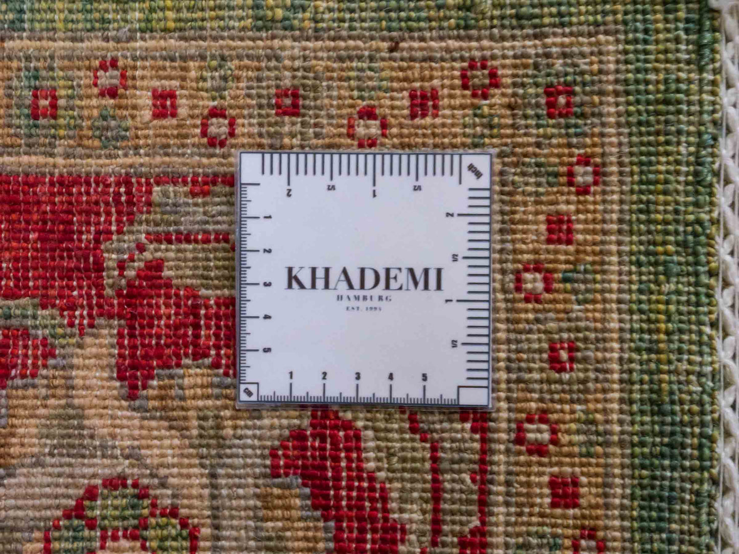 Handgeknüpfter Ziegler Farahan Orientteppich von Khademi aus Wolle, grün, rot. Klassisches Allover-Design. Traditionell von Hand geknüpft in Afghanistan. Größe: 306 cm x 242 cm. Teppichnummer: RB3-1016. Verkauf durch Jupiter Intl.