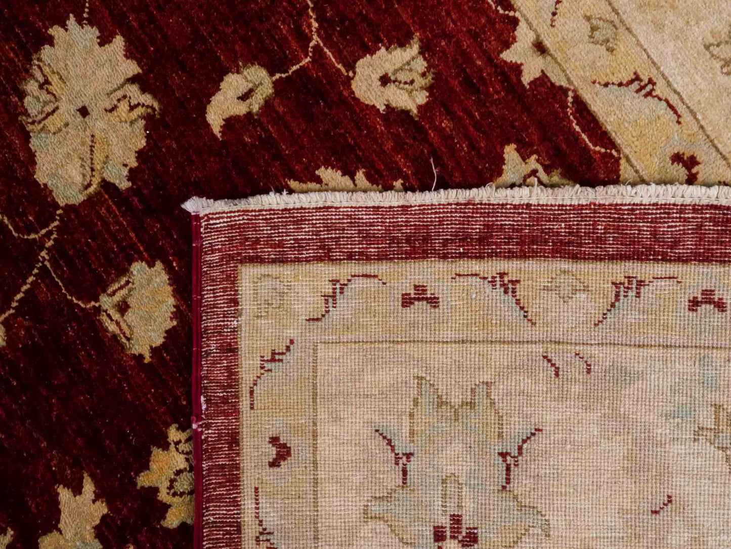 Handgeknüpfter Ziegler Farahan Orientteppich von Khademi aus Wolle, rot, weinrot, gold, beige. Klassisches Allover-Design. Traditionell von Hand geknüpft in Afghanistan. Größe: 309 cm x 248 cm. Teppichnummer: RB3-1022. Verkauf durch Jupiter Intl.
