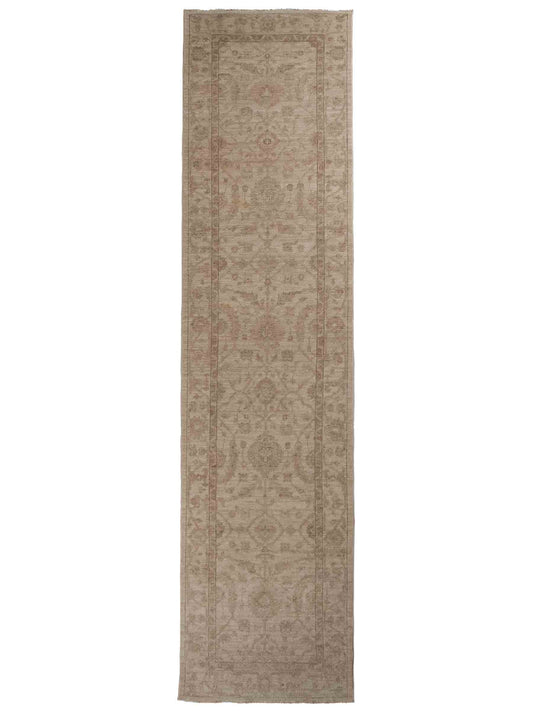 Handgeknüpfter Ziegler Farahan Läufer-Orientteppich von Khademi aus Wolle, beige. Klassisches Allover-Design. Von Hand geknüpft in Afghanistan. Größe: 321 cm x 75 cm. Teppichnummer: RB3-1000. Verkauf durch Jupiter Intl.