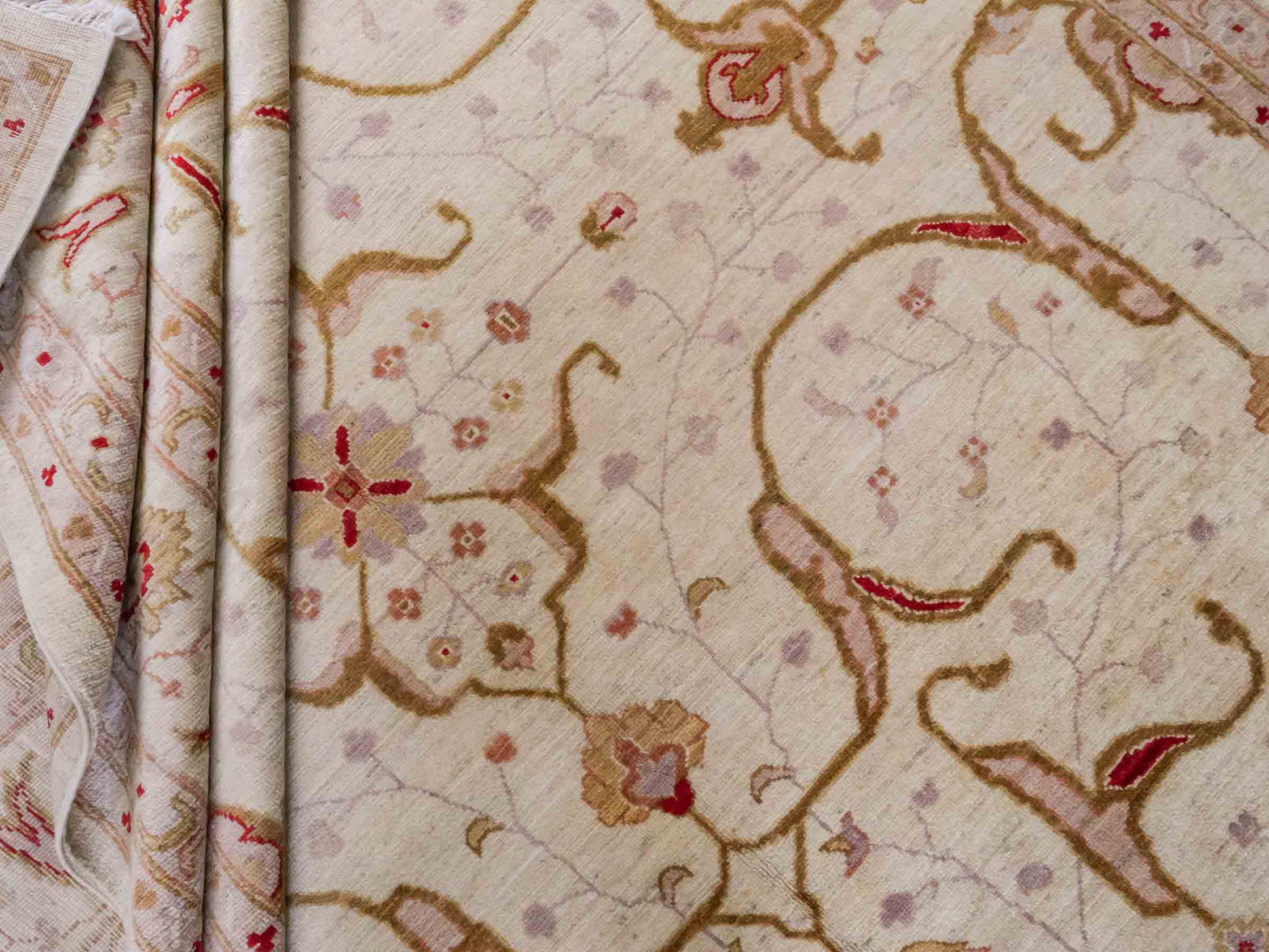 Handgeknüpfter Ziegler Farahan Orientteppich von Khademi aus Wolle, beige, gold, creme. Klassisches Allover-Design. Traditionell von Hand geknüpft in Afghanistan. Größe: 356 cm x 271 cm. Teppichnummer: RB3-1018. Verkauf durch Jupiter Intl.