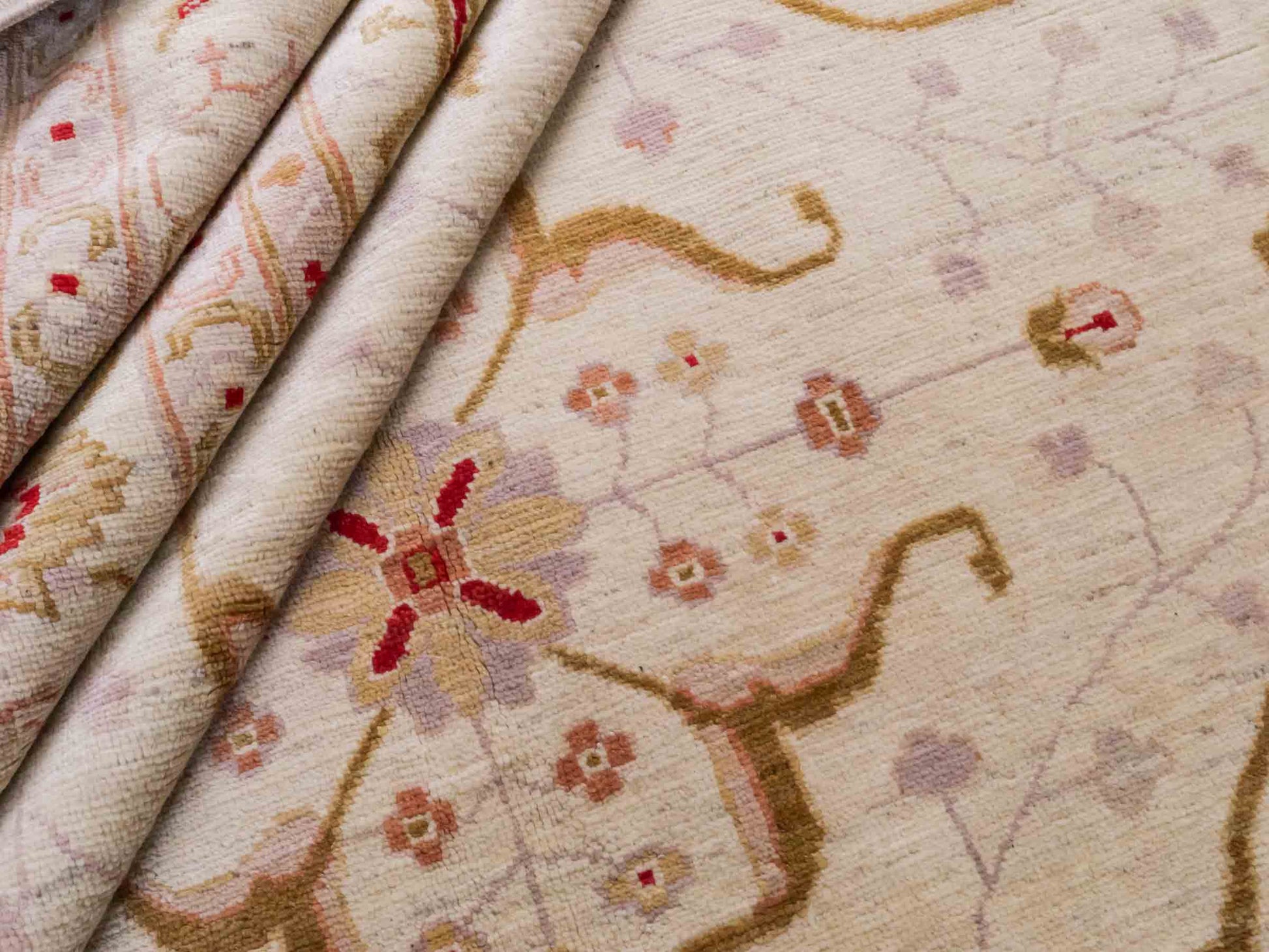Handgeknüpfter Ziegler Farahan Orientteppich von Khademi aus Wolle, beige, gold, creme. Klassisches Allover-Design. Traditionell von Hand geknüpft in Afghanistan. Größe: 356 cm x 271 cm. Teppichnummer: RB3-1018. Verkauf durch Jupiter Intl.