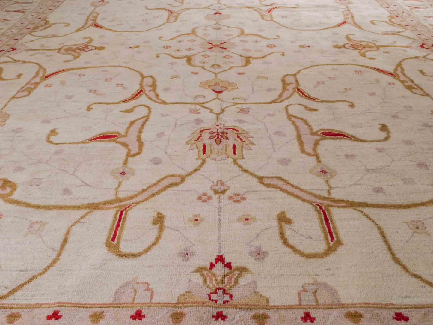 Handgeknüpfter Ziegler Farahan Orientteppich von Khademi aus Wolle, beige, gold, creme. Klassisches Allover-Design. Traditionell von Hand geknüpft in Afghanistan. Größe: 356 cm x 271 cm. Teppichnummer: RB3-1018. Verkauf durch Jupiter Intl.
