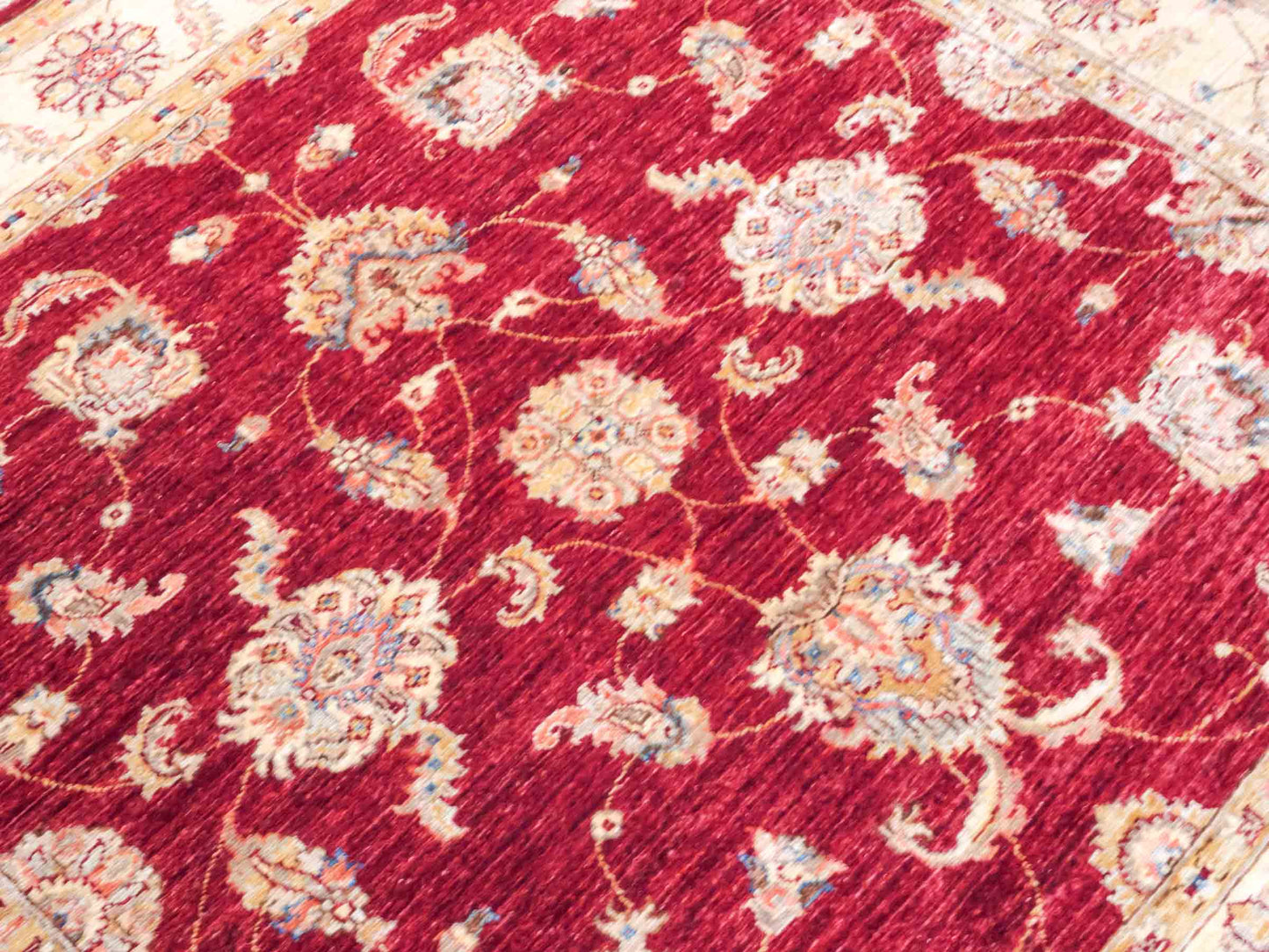 Quadratischer, handgeknüpfter Ziegler Farahan Orientteppich von Khademi aus Wolle, rot, beige. Klassisch-traditionell von Hand geknüpft in Afghanistan. Größe: 160 cm x 155 cm. Teppichnummer: SB3-1136 | Jupiter Intl.