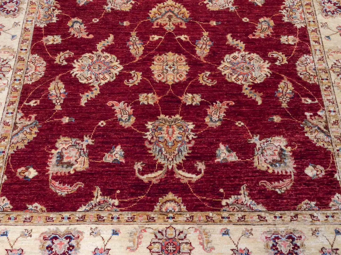 Quadratischer, handgeknüpfter Ziegler Farahan Orientteppich von Khademi aus Wolle, rot, beige. Klassisch-traditionell von Hand geknüpft in Afghanistan. Größe: 160 cm x 155 cm. Teppichnummer: SB3-1136 | Jupiter Intl.