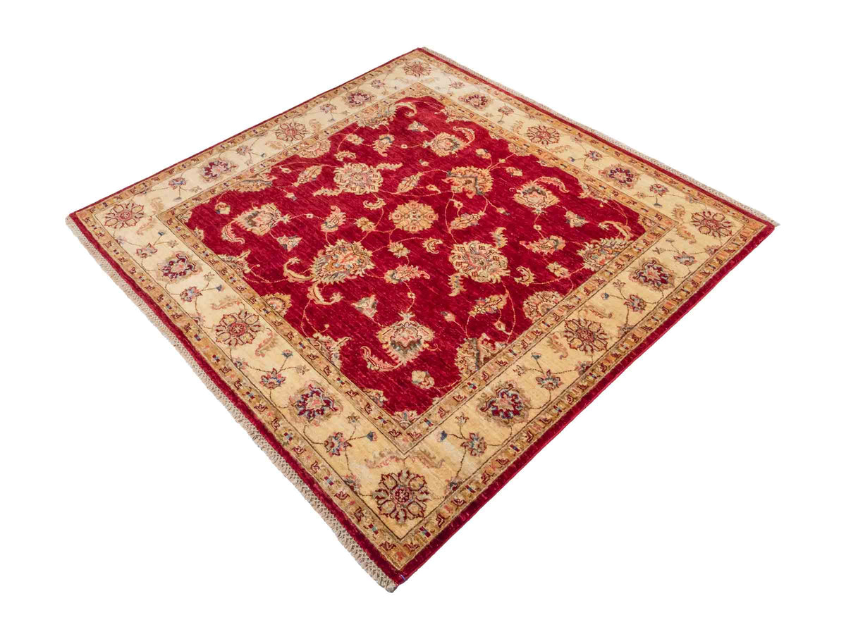 Quadratischer, handgeknüpfter Ziegler Farahan Orientteppich von Khademi aus Wolle, rot, beige. Klassisch-traditionell von Hand geknüpft in Afghanistan. Größe: 160 cm x 155 cm. Teppichnummer: SB3-1136 | Jupiter Intl.