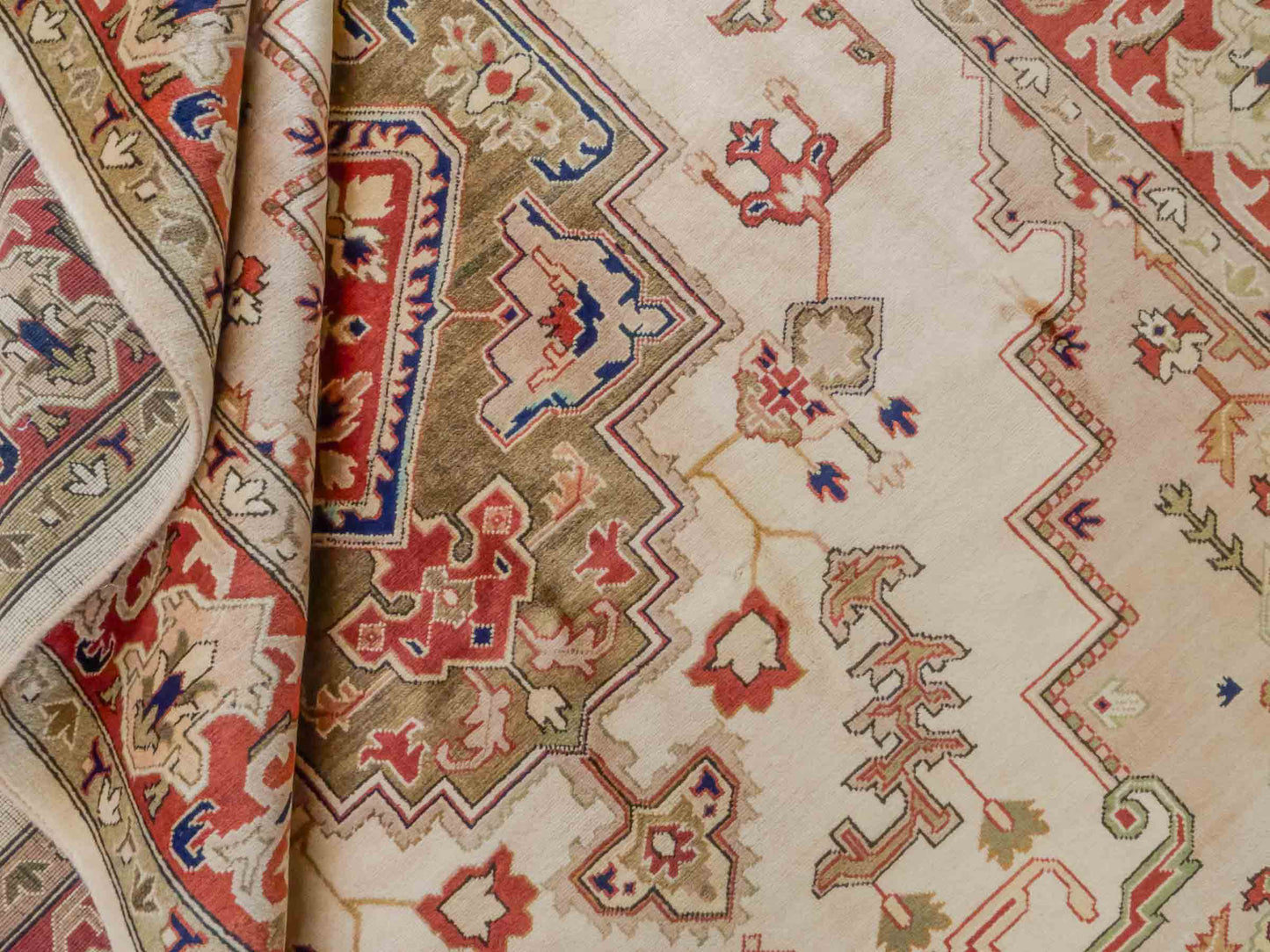 Handgeknüpfter Ziegler Heriz Orientteppich von Khademi aus Wolle, beige, rot. Klassisch-geometrisches Medaillon-Design. Von Hand geknüpft in Afghanistan. Größe: 268 cm x 186 cm. Teppichnummer: RB3-1009. Verkauf durch Jupiter Intl.