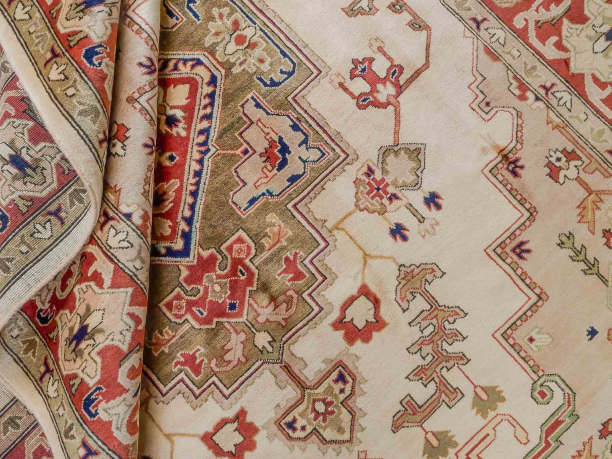 Handgeknüpfter Ziegler Heriz Orientteppich von Khademi aus Wolle, beige, rot. Klassisch-geometrisches Medaillon-Design. Von Hand geknüpft in Afghanistan. Größe: 268 cm x 186 cm. Teppichnummer: RB3-1009. Verkauf durch Jupiter Intl.