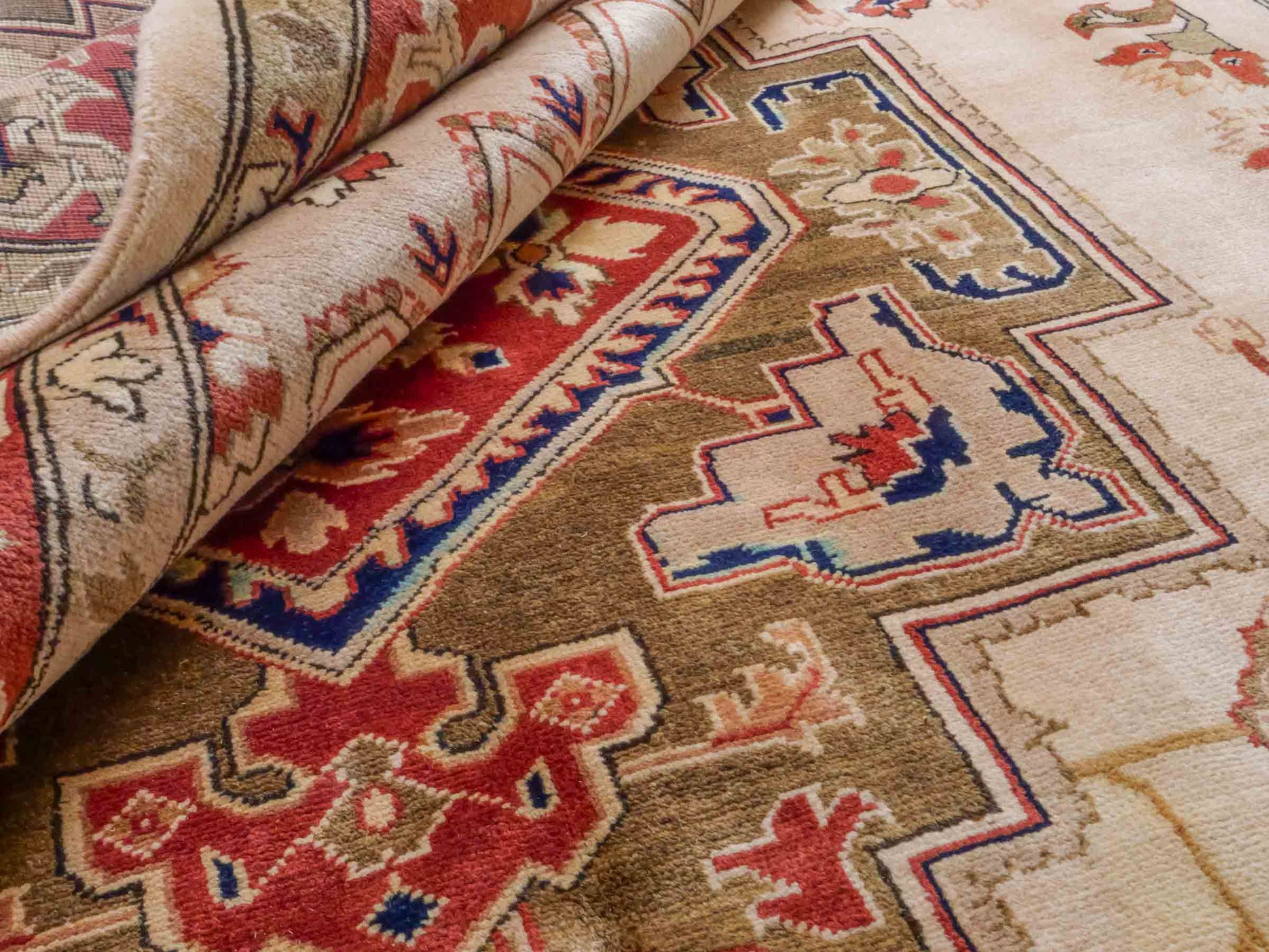 Handgeknüpfter Ziegler Heriz Orientteppich von Khademi aus Wolle, beige, rot. Klassisch-geometrisches Medaillon-Design. Von Hand geknüpft in Afghanistan. Größe: 268 cm x 186 cm. Teppichnummer: RB3-1009. Verkauf durch Jupiter Intl.