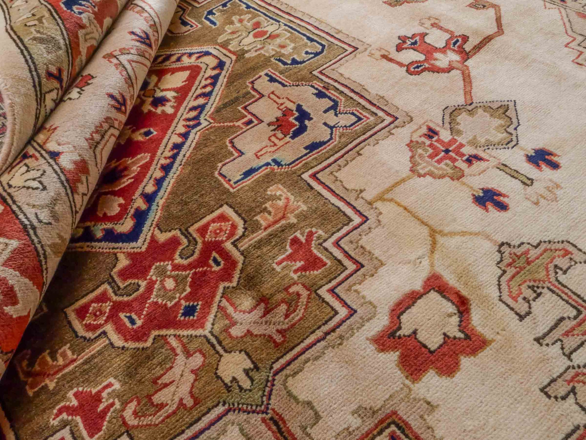 Handgeknüpfter Ziegler Heriz Orientteppich von Khademi aus Wolle, beige, rot. Klassisch-geometrisches Medaillon-Design. Von Hand geknüpft in Afghanistan. Größe: 268 cm x 186 cm. Teppichnummer: RB3-1009. Verkauf durch Jupiter Intl.